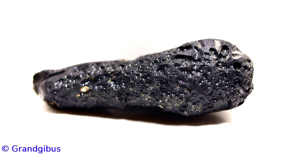 mineraux meteorites australasite en goutte tectite