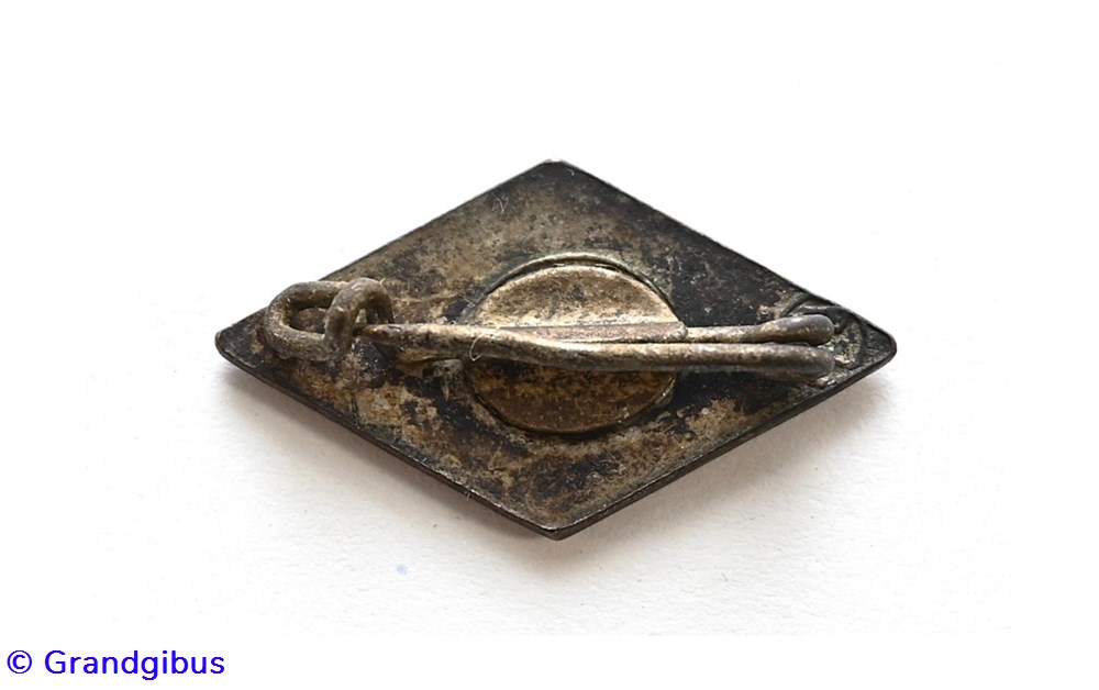 Insigne précoce de membre de la jeunesse hitlérienne - M 1 / 8 (RZM) 5 militaria medailles insignes insigne precoce de membre de la jeunesse hitlerienne m 1 8 rzm