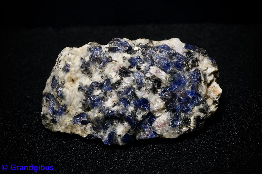 Saphir (Chelyanbinsk, Oural, Russie) mineraux meteorites saphir chelyanbinsk oural russie
