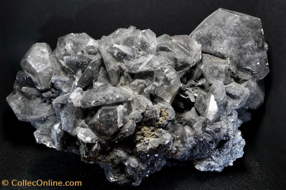 Calcite noire, à inclusions de plumosite (Chine) mineraux meteorites calcite noire a inclusions de plumosite chine