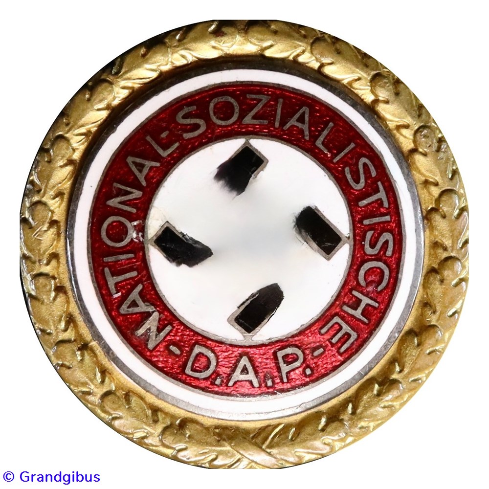 Insigne d'honneur or du NSDAP (n° 16268) militaria medailles insignes insigne honneur or du nsdap n 16268