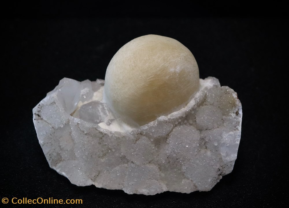 Fluorine sphérique (Inde) mineraux meteorites fluorine spherique inde