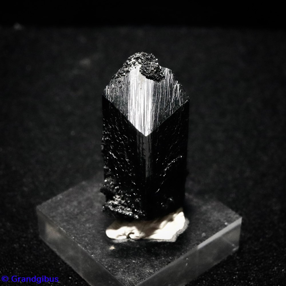 Ilvaïte (Dalnegorsk, Russie) mineraux meteorites ilvaite dalnegorsk russie