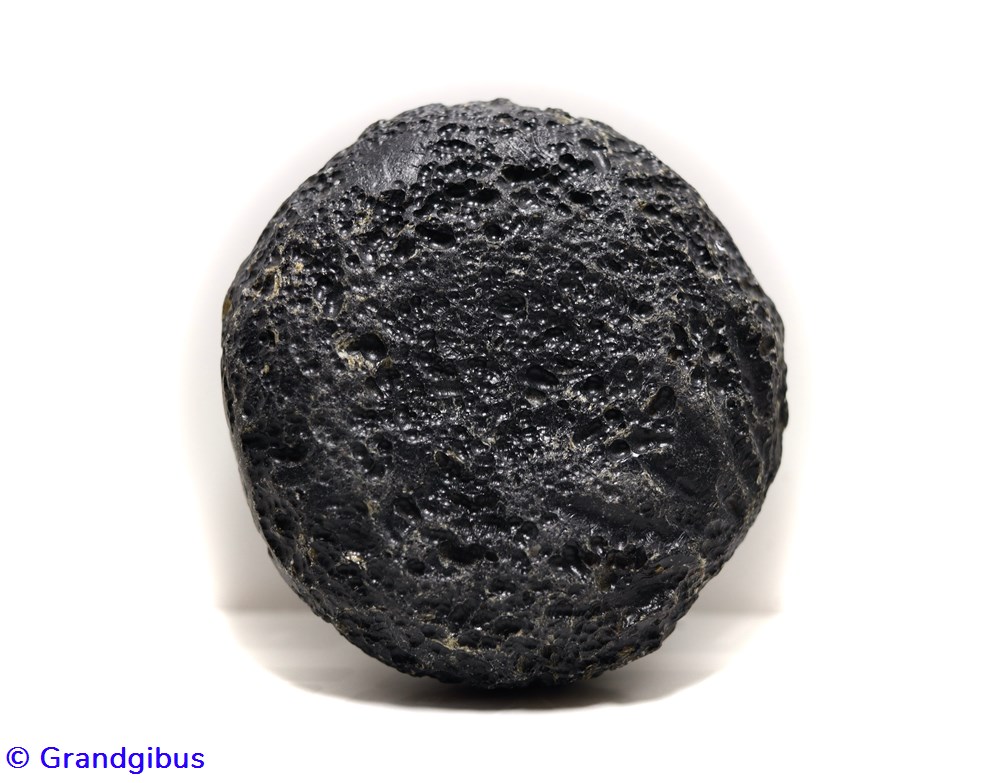 mineraux meteorites australasite tectite