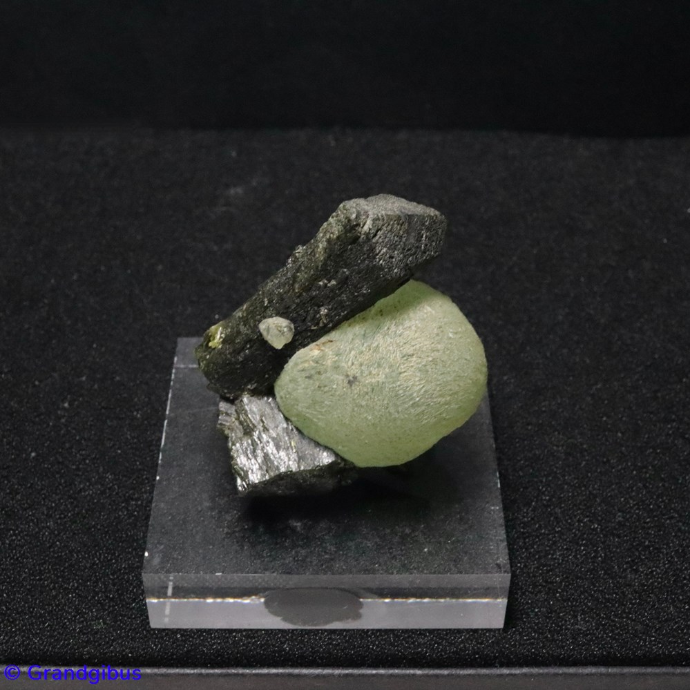Préhnite & épidote (Madagascar) mineraux meteorites prehnite epidote madagascar