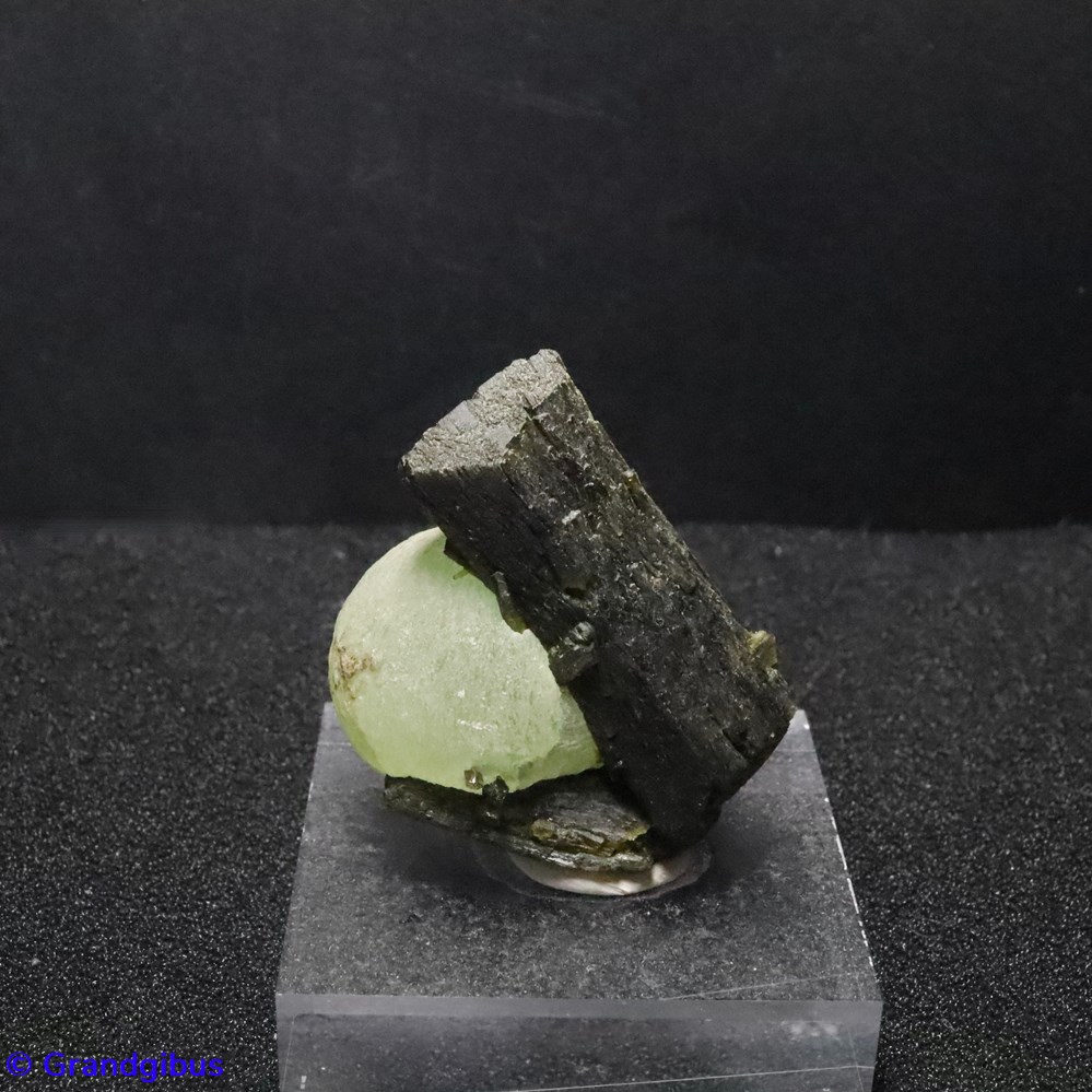 Préhnite & épidote (Madagascar) 2 mineraux meteorites prehnite epidote madagascar