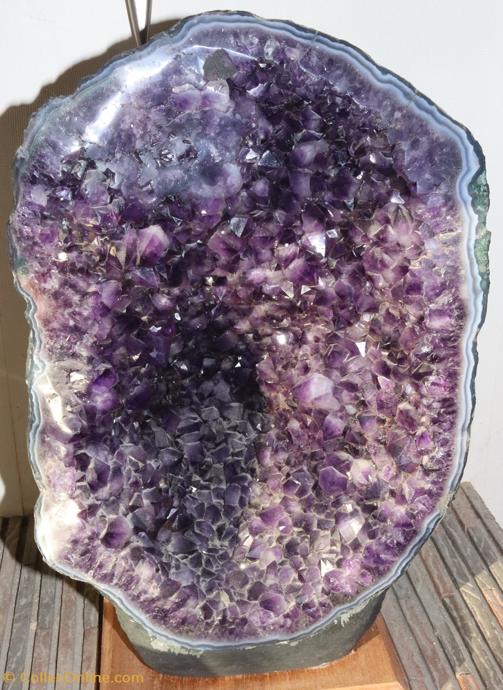 Géode d'améthyste (Uruguay) mineraux meteorites geode amethyste uruguay
