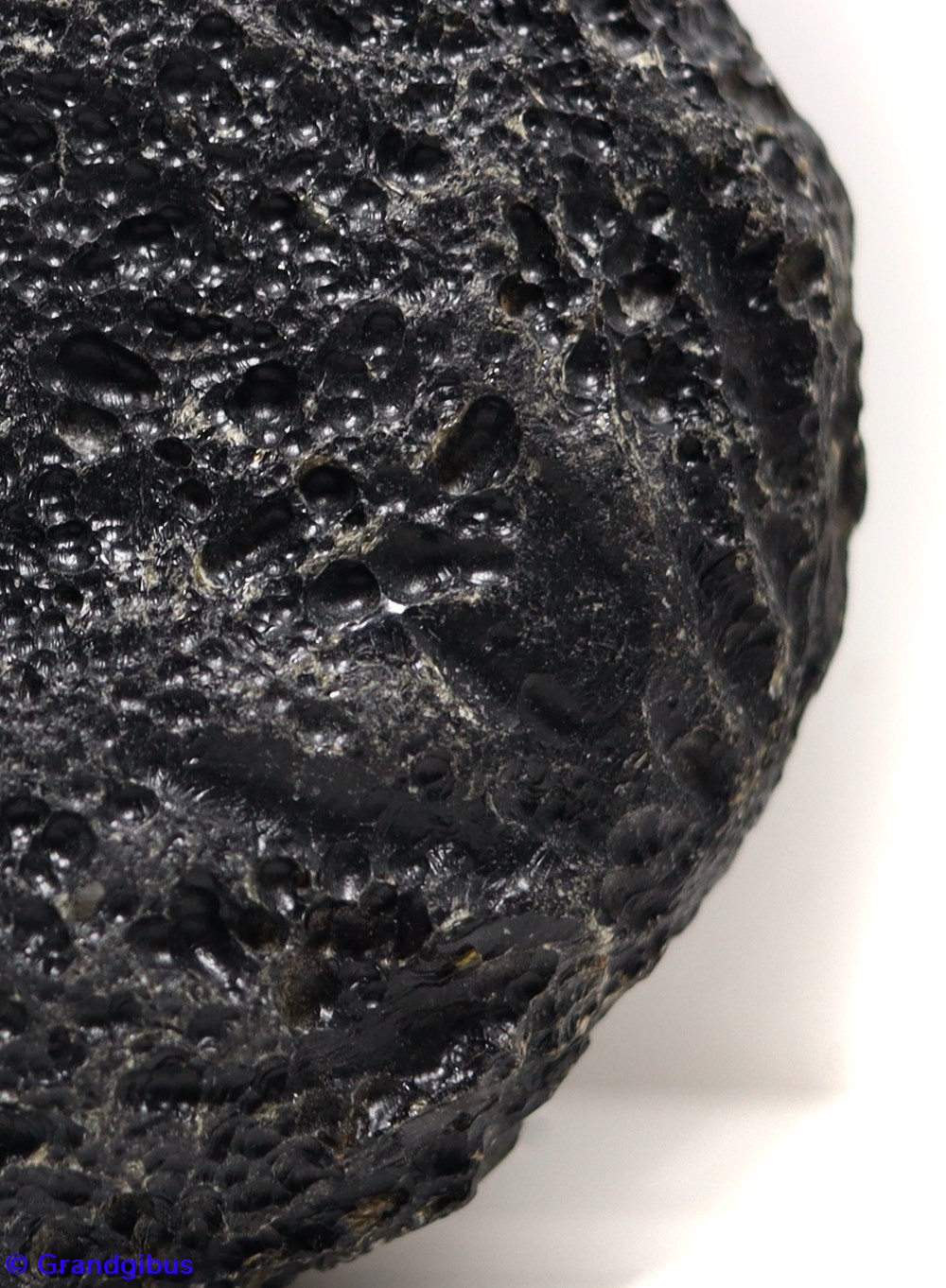 mineraux meteorites australasite tectite