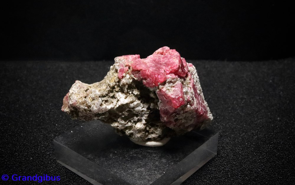 mineraux meteorites spinelle viet nam