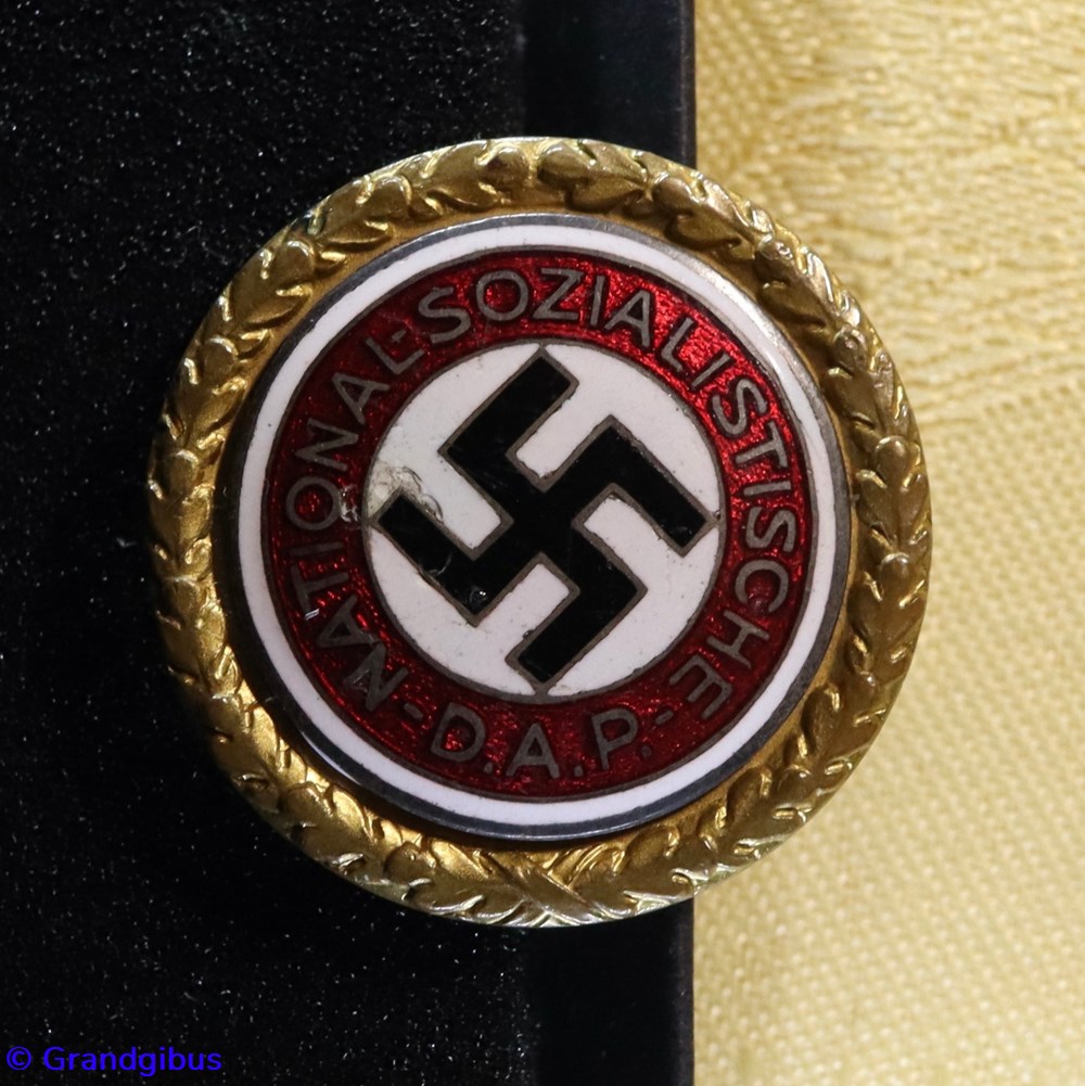 Insigne d'honneur or du NSDAP (n° 16268) 5 militaria medailles insignes insigne honneur or du nsdap n 16268
