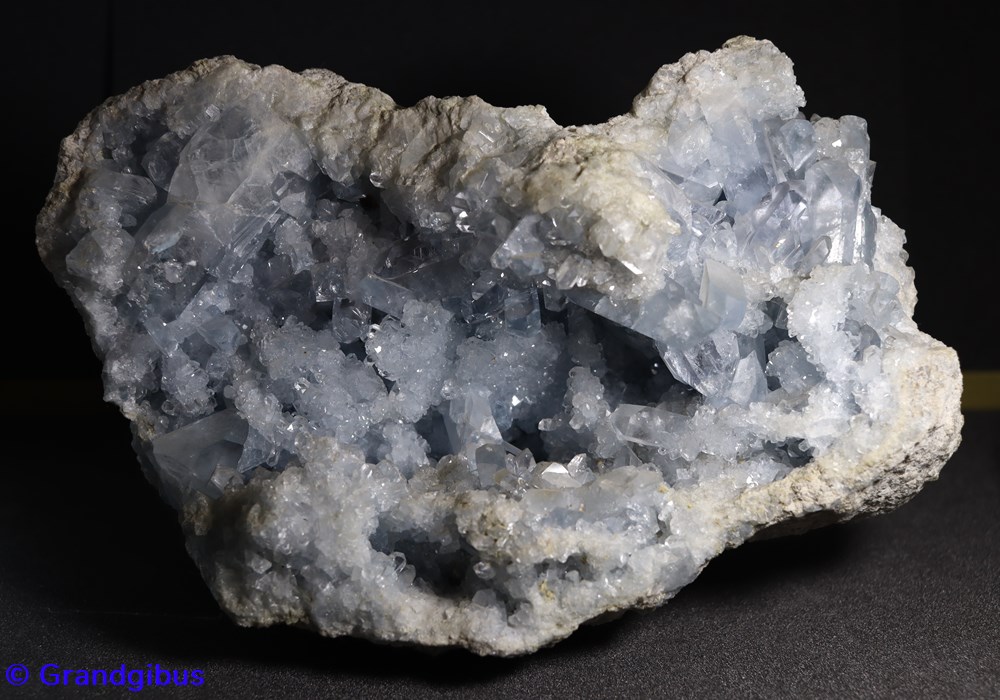 Géode de Célestine (Madagascar) mineraux meteorites geode de celestine madagascar