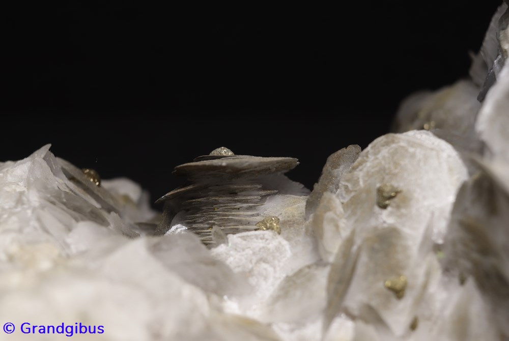 mineraux meteorites calcite en tete de clous geode chine