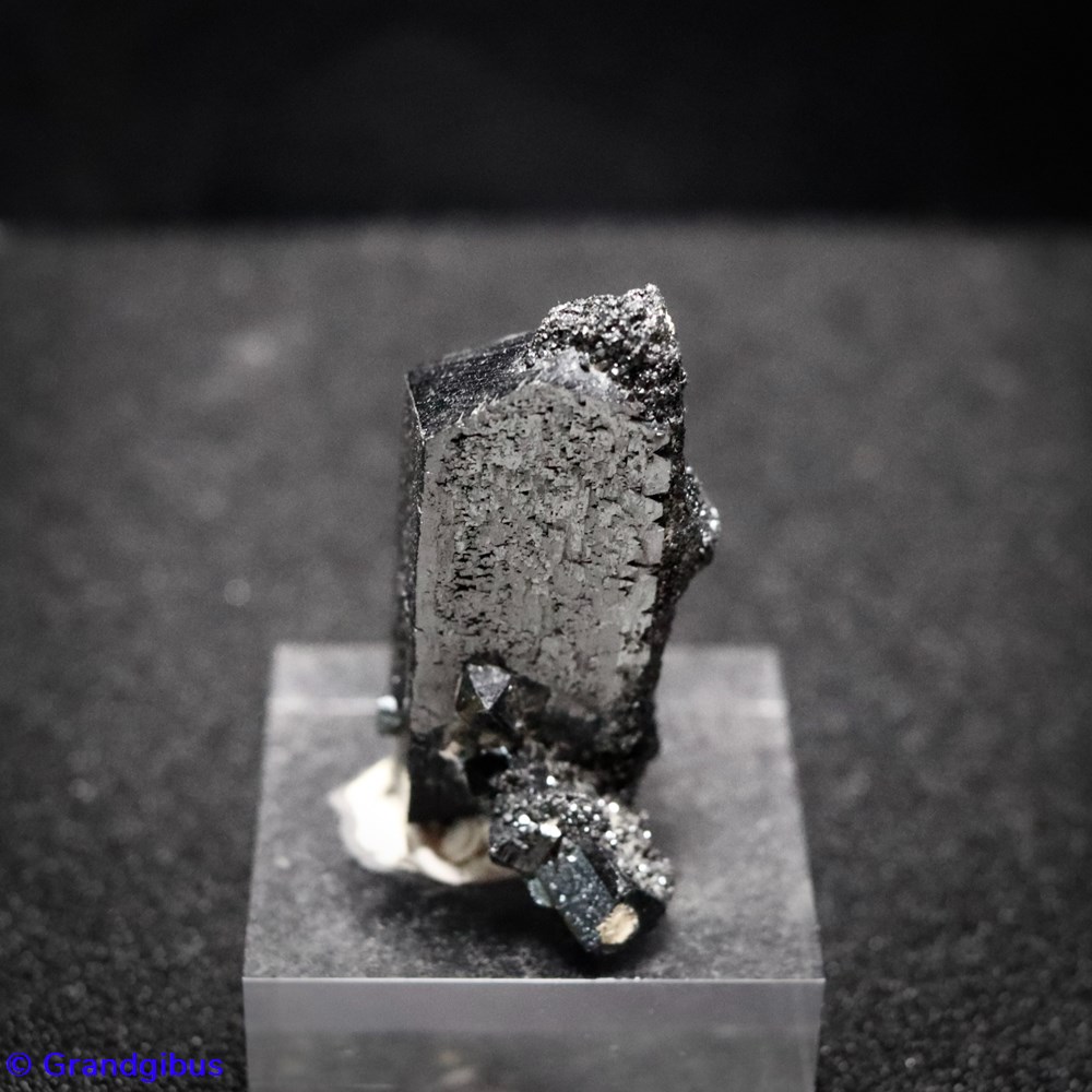Ilvaïte (Dalnegorsk, Russie) mineraux meteorites ilvaite dalnegorsk russie