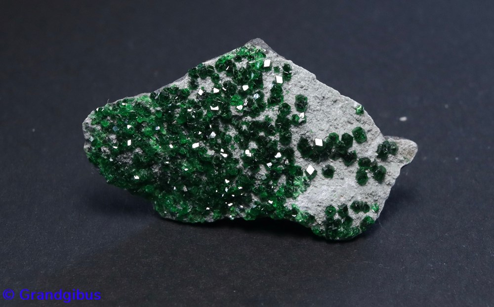 mineraux meteorites grenat uvarovite sarany russie