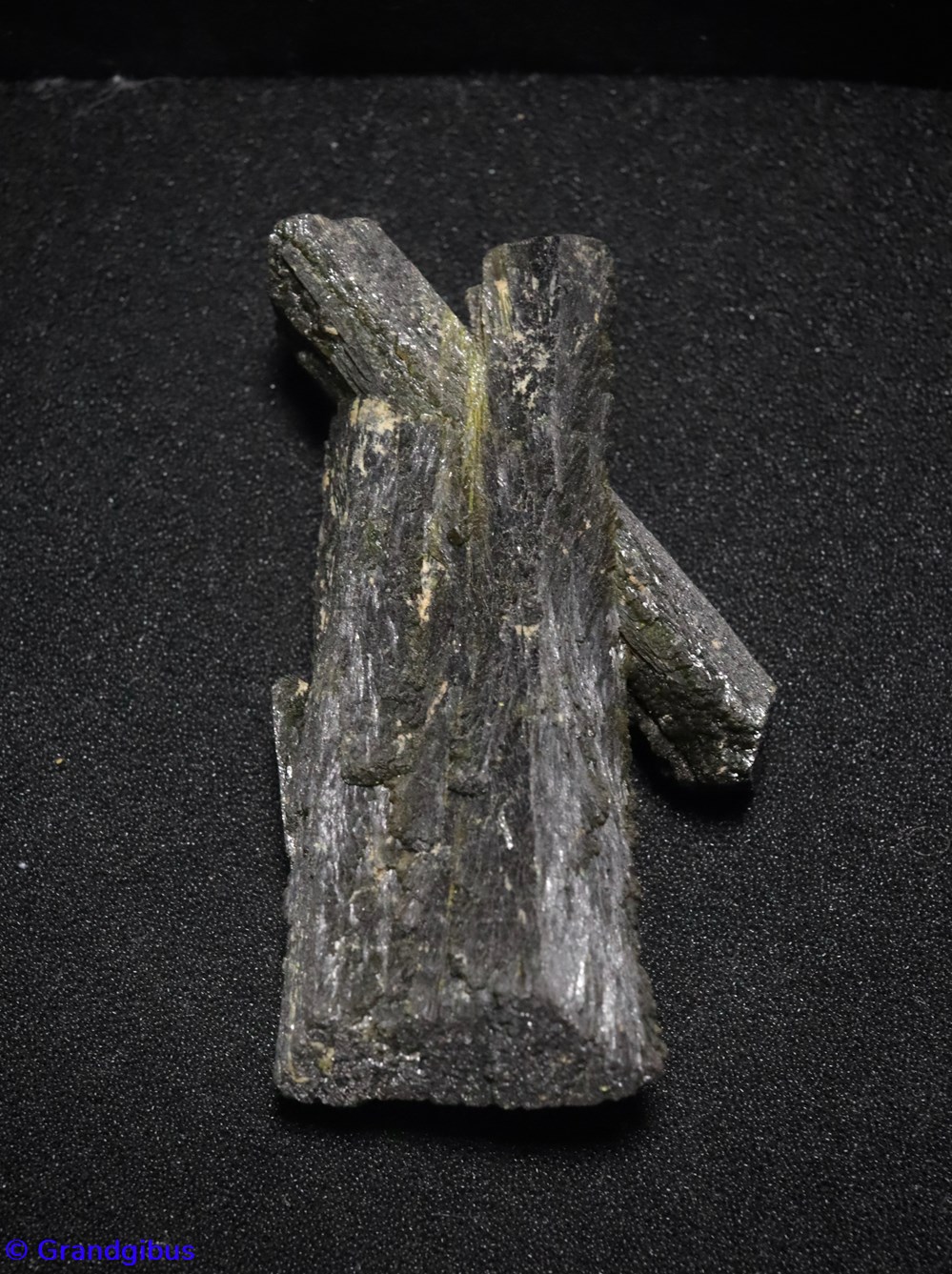 Epidote maclée (Madagascar) mineraux meteorites epidote maclee madagascar