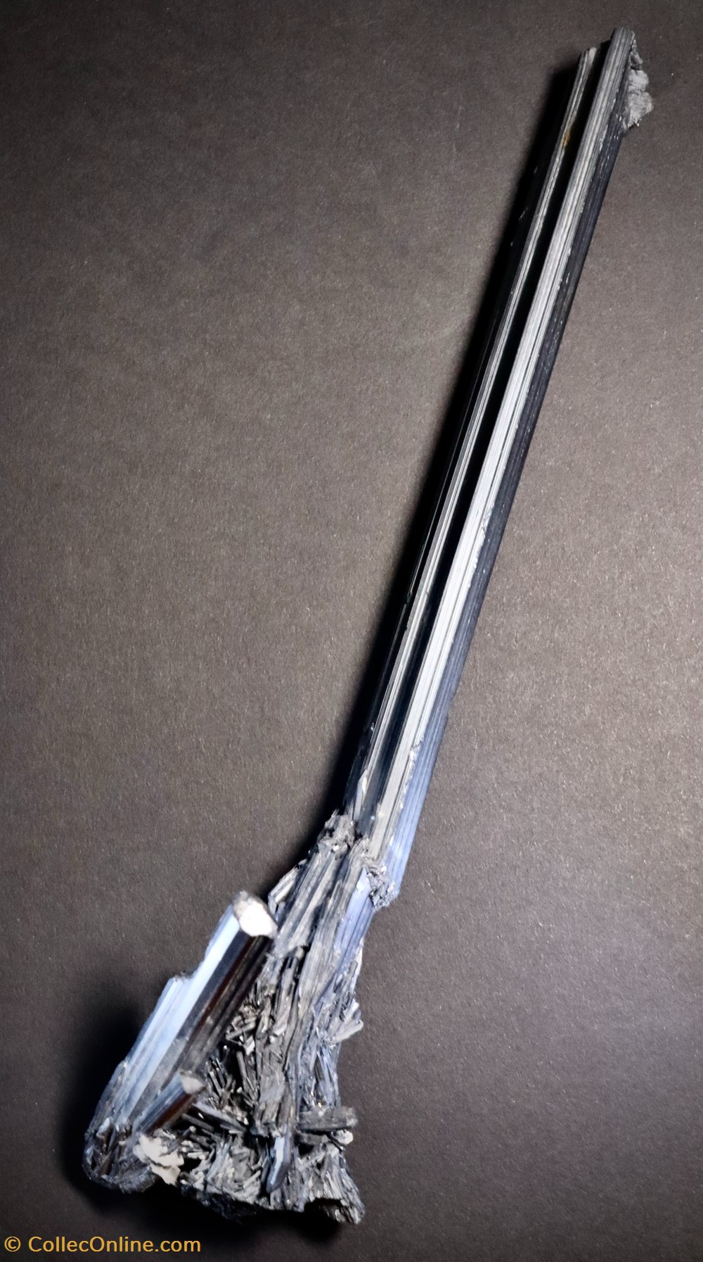 Stibnite 4 mineraux meteorites stibnite