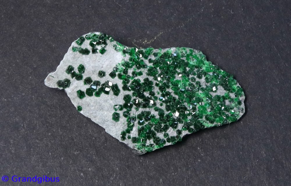 mineraux meteorites grenat uvarovite sarany russie