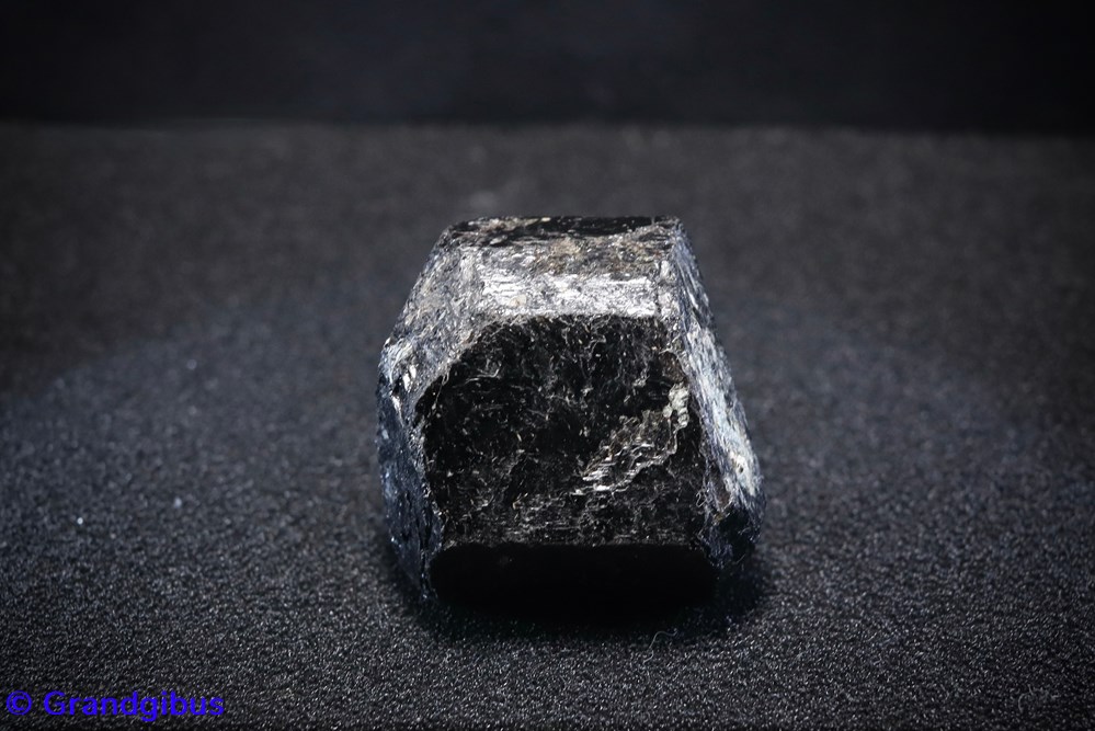 mineraux meteorites schorlite tourmaline noire australie