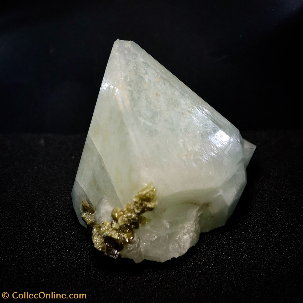 mineraux meteorites datolite monocristal dalnegorsk russie