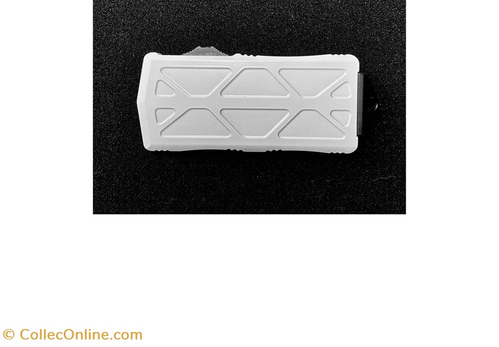 Microtech - Exocet D/E Stormtrooper White Full Serrated 4 couteaux de poches microtech exocet d e stormtrooper white full serrated