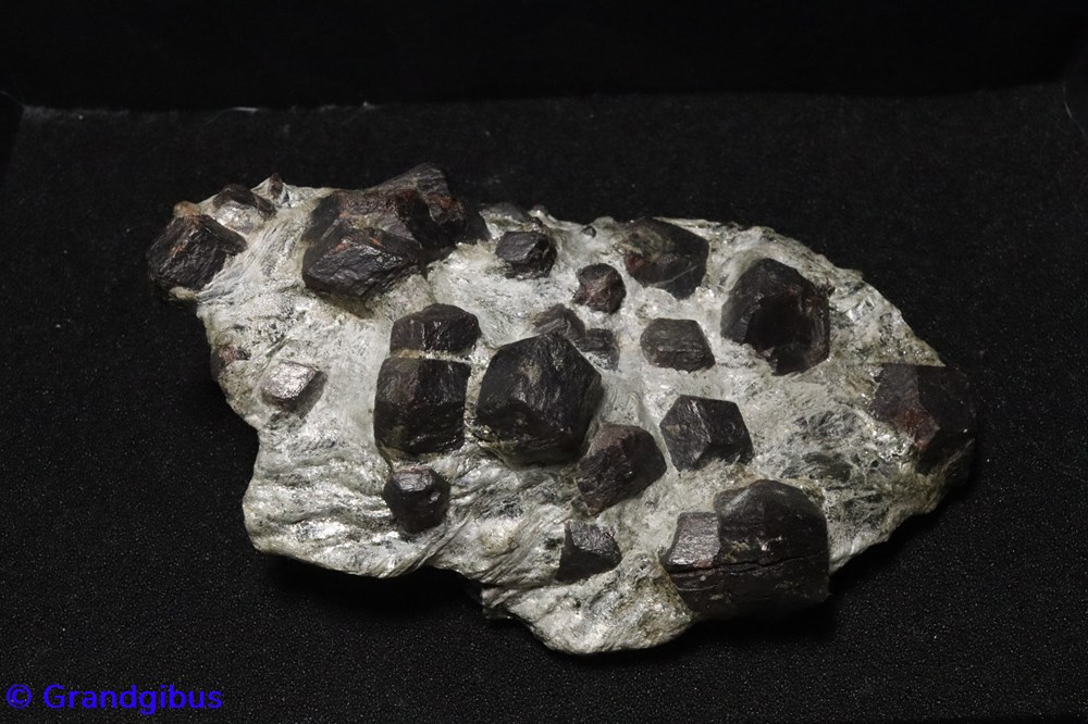 Grenat (Tyrol, Autriche) mineraux meteorites grenat tyrol autriche