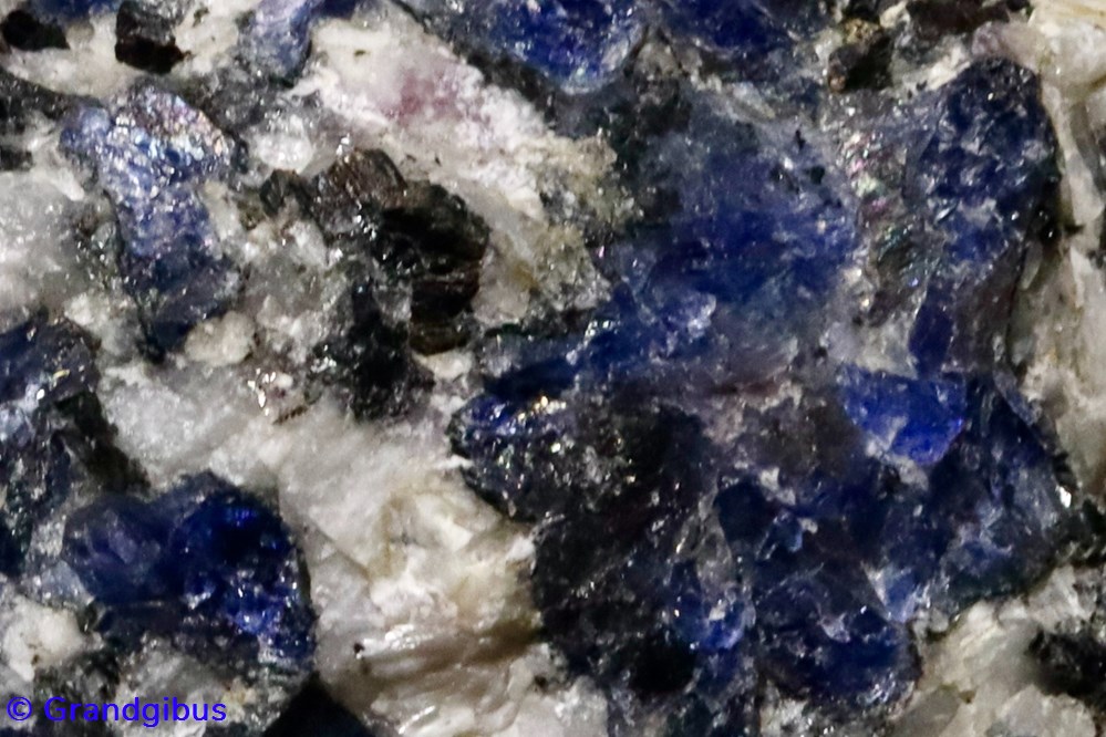 Saphir (Chelyanbinsk, Oural, Russie) mineraux meteorites saphir chelyanbinsk oural russie