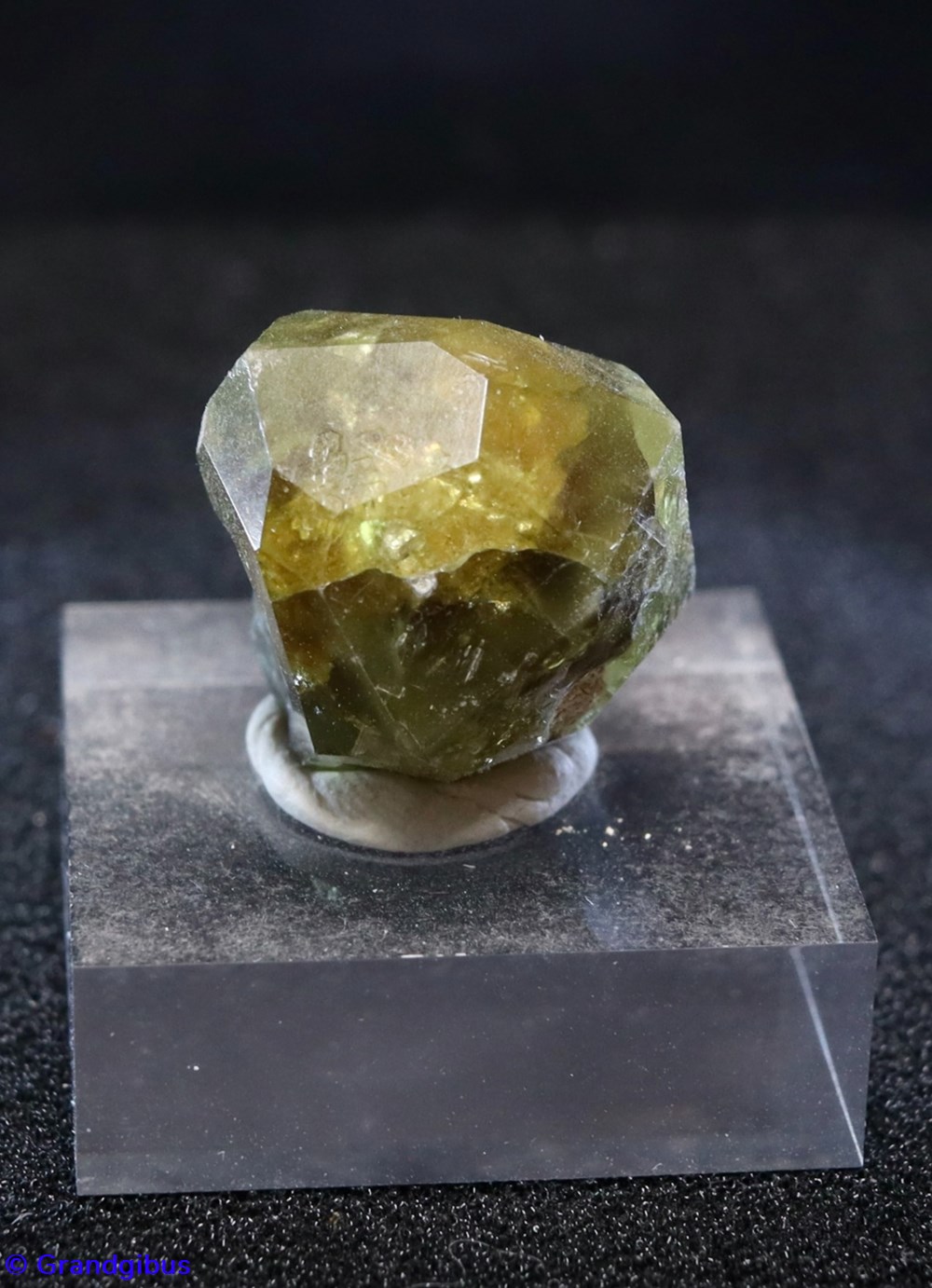 Wiluite (Russie) mineraux meteorites schorl wiluite russie