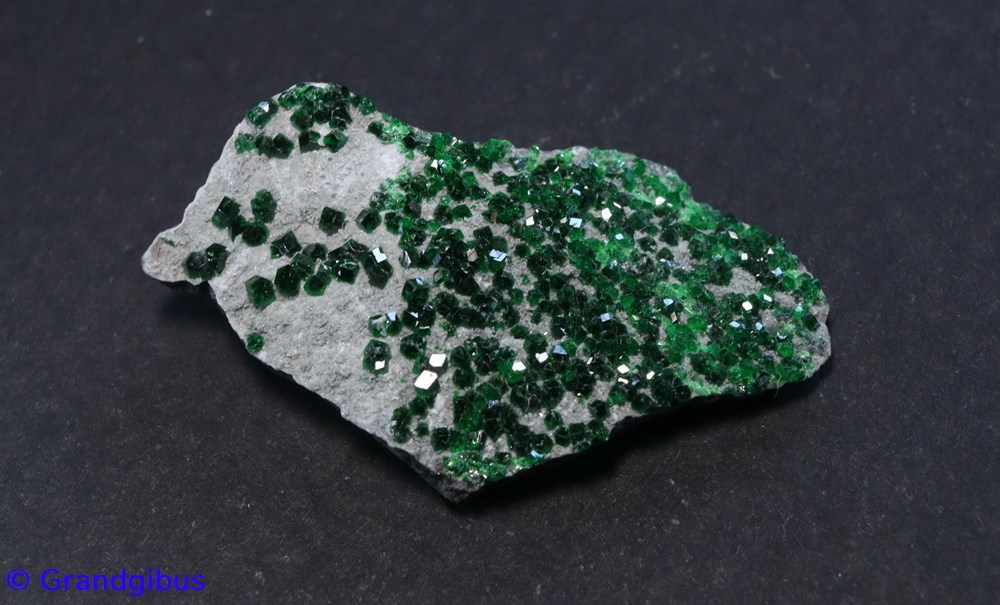 mineraux meteorites grenat uvarovite sarany russie