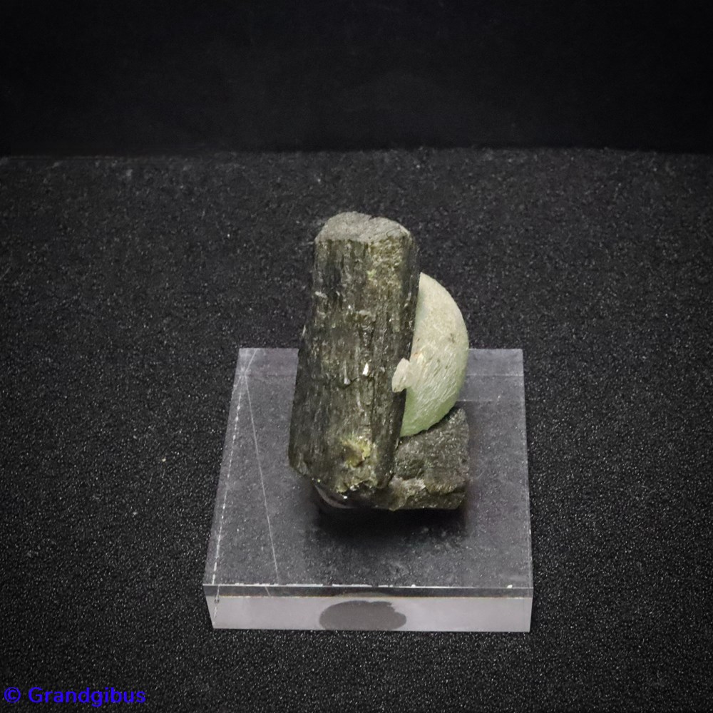 Préhnite & épidote (Madagascar) 3 mineraux meteorites prehnite epidote madagascar