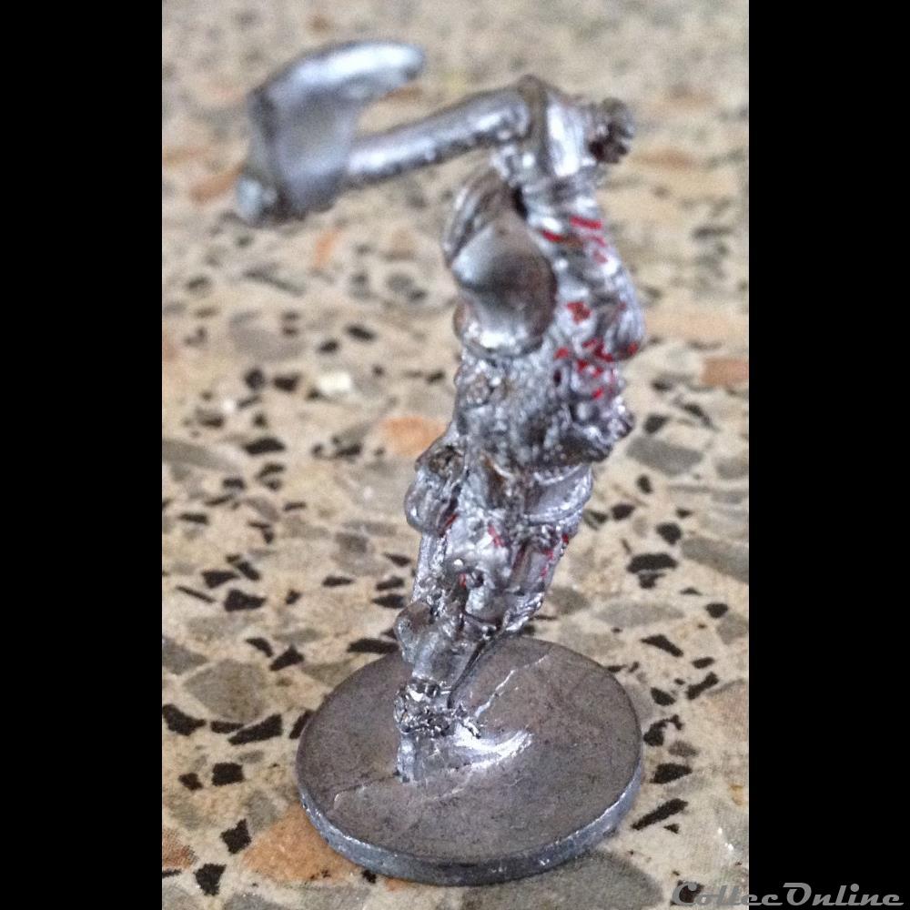 figurine autre moderne guerrier avec hache arme et armure de plate