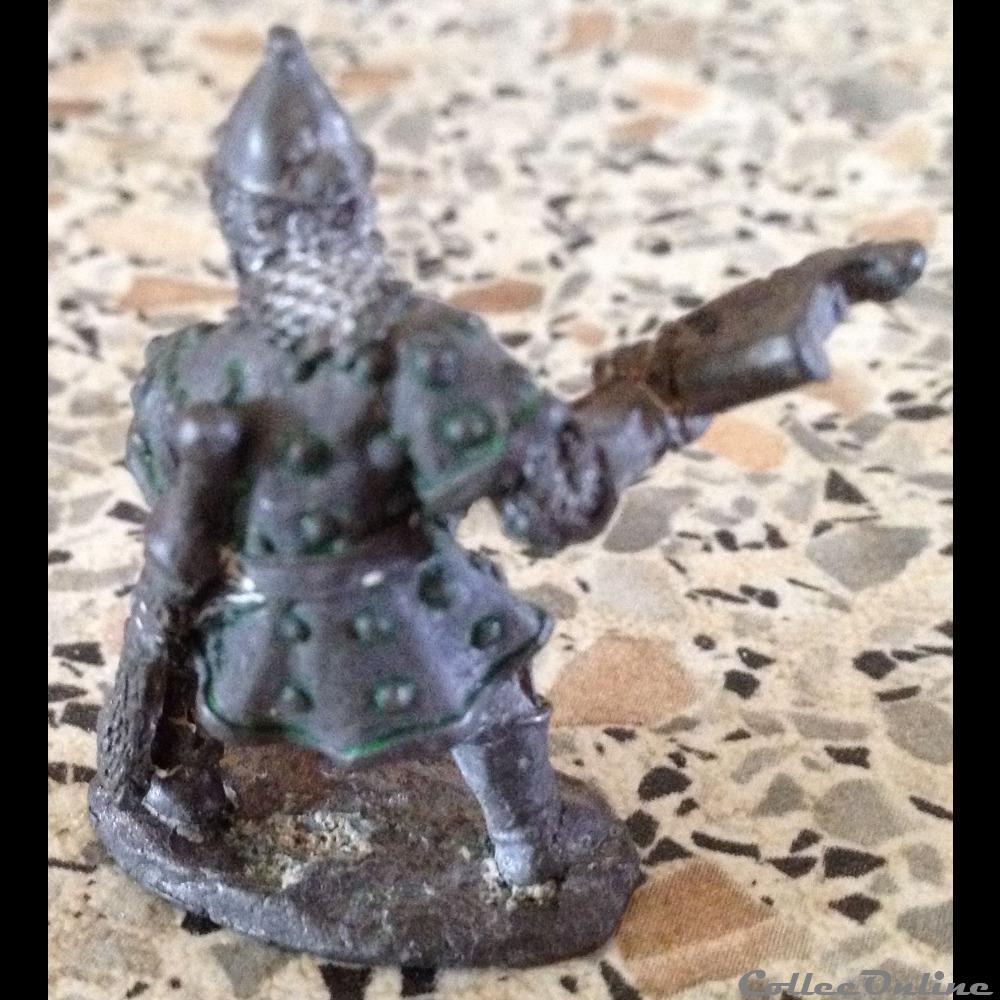 GUERRIER avec hache d'arme à deux mains figurine autre moderne guerrier avec hache arme a deux mains