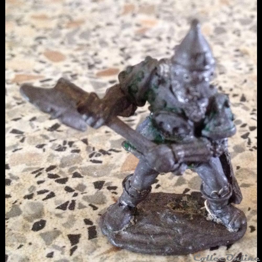 GUERRIER avec hache d'arme à deux mains figurine autre moderne guerrier avec hache arme a deux mains
