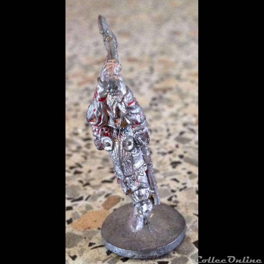 figurine autre moderne guerrier avec hache arme et armure de plate