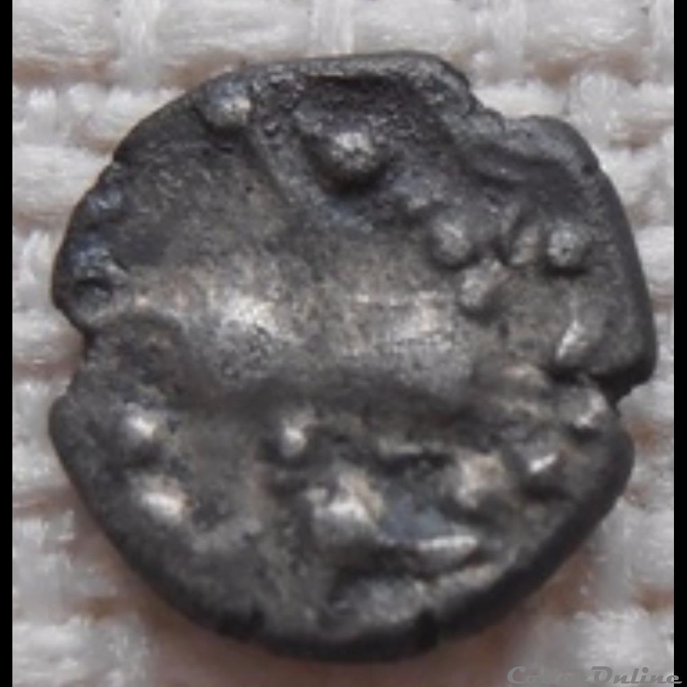 DT série 377 minimi à la tête de Pallas / aux deux carnyx monnaie antique gauloise dt serie 377 minimi a la tete de pallas aux deux carnyx