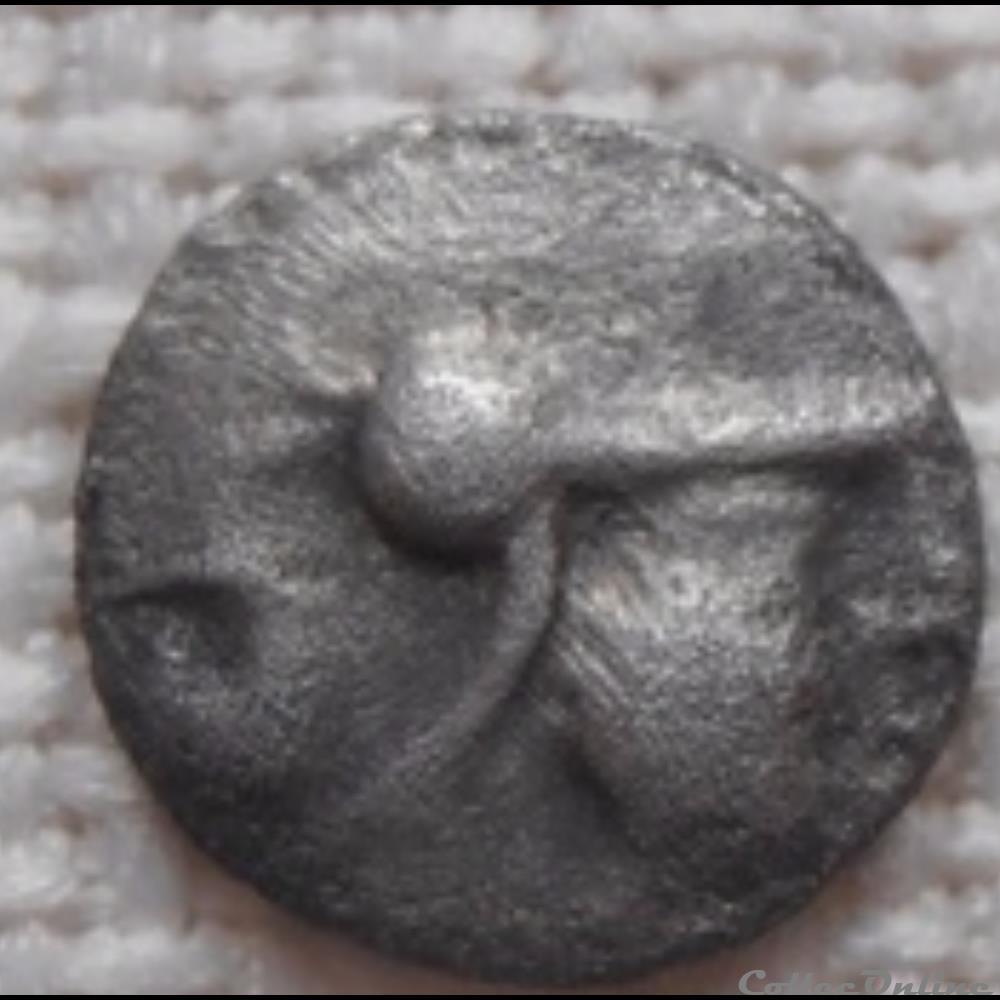 DT série 377 minimi à la tête de Pallas / aux deux carnyx monnaie antique gauloise dt serie 377 minimi a la tete de pallas aux deux carnyx