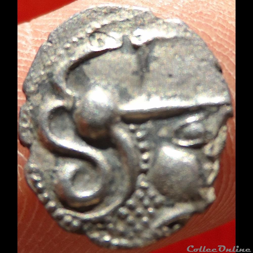 DT série 377 minimi à la tête de Pallas / aux deux carnyx monnaie antique gauloise dt serie 377 minimi a la tete de pallas aux deux carnyx