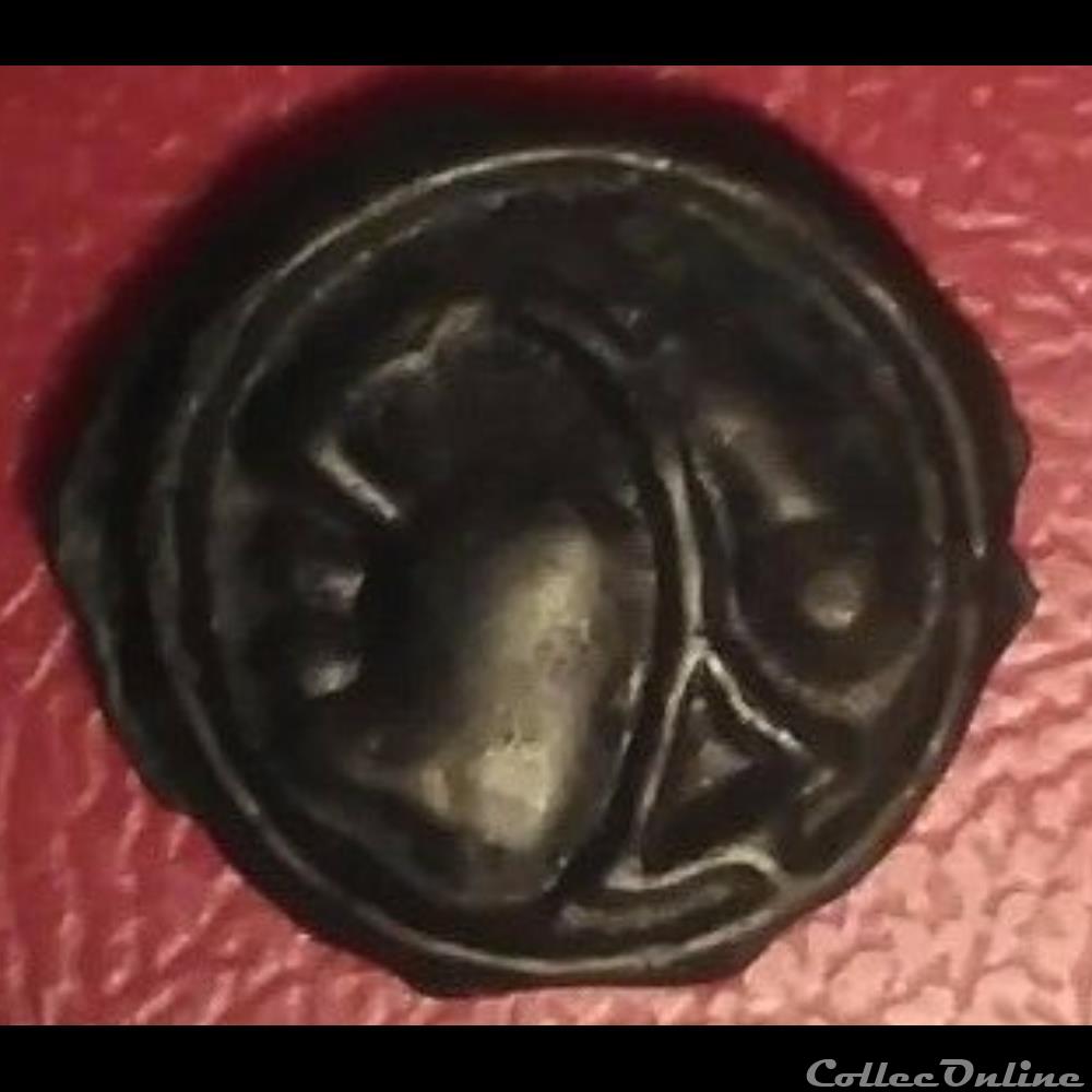 série 956 DT 3257 potin au triangle sous la tête casquée et au quadrupéde monnaie antique gauloise serie 956 dt 3257 potin au triangle sous la tete casquee et au quadrupede