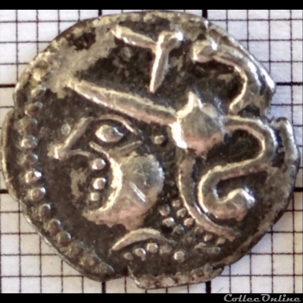 DT série 377 minimi à la tête de Pallas / aux deux carnyx monnaie antique gauloise dt serie 377 minimi a la tete de pallas aux deux carnyx