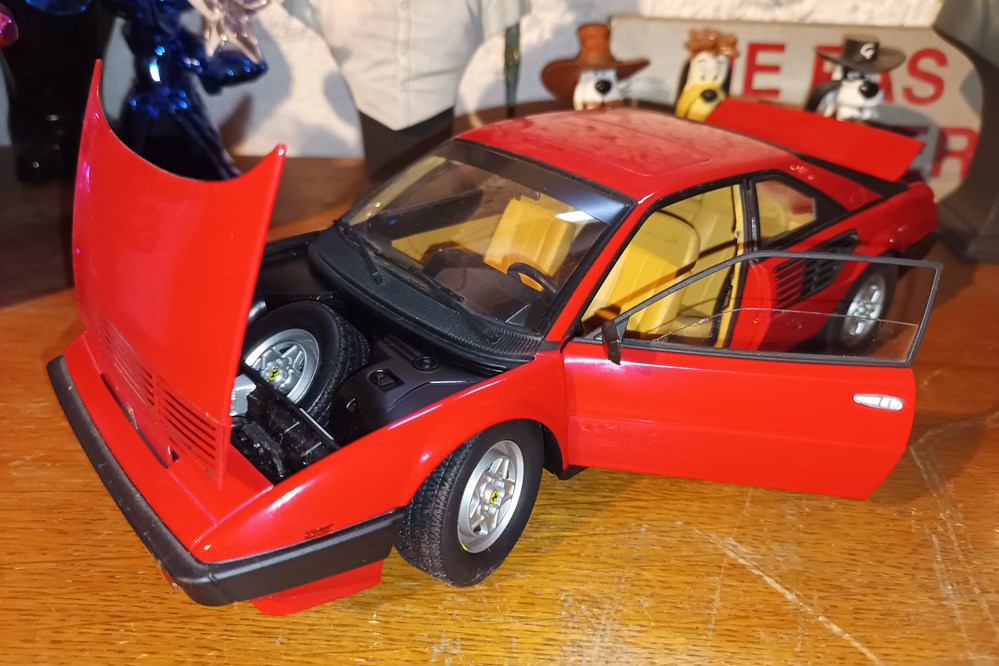 1982 Mondial 8 rouge Hot Wheels 2 modeles reduits 1982 mondial 8 rouge hot wheels