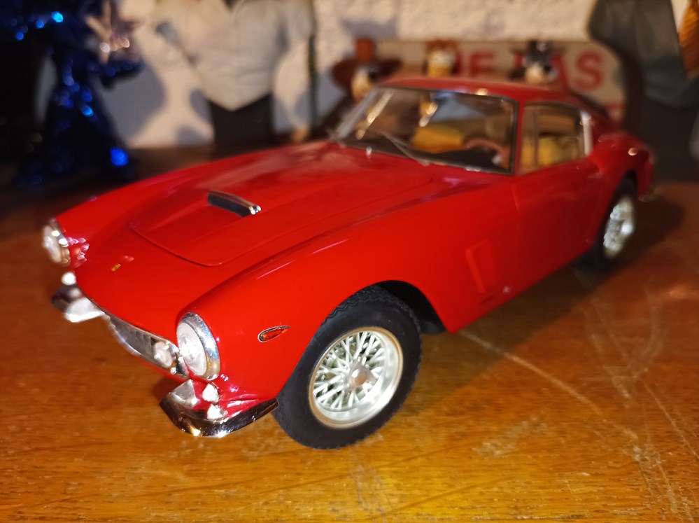 1961 250 GT passo corte rouge Hot Wheels modeles reduits 1961 250 gt passo corte rouge hot wheels