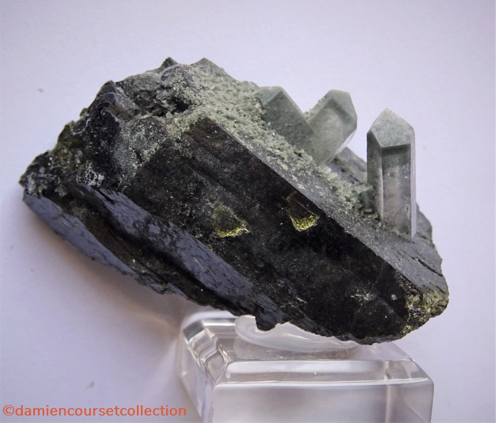 Epidote et Quartz (Alaska) mineraux meteorites macle du japon epidote et quartz alaska