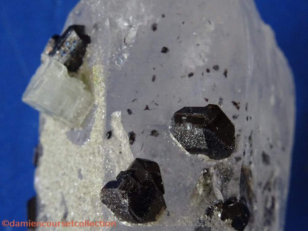 Cassitérite sur Quartz 3 mineraux meteorites cassiterite sur quartz