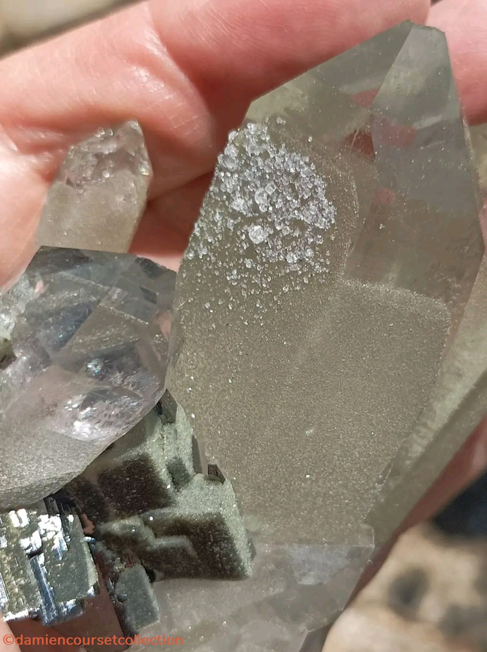 Quartz, ferberite, fluorite 2 mineraux meteorites quartz ferberite fluorite
