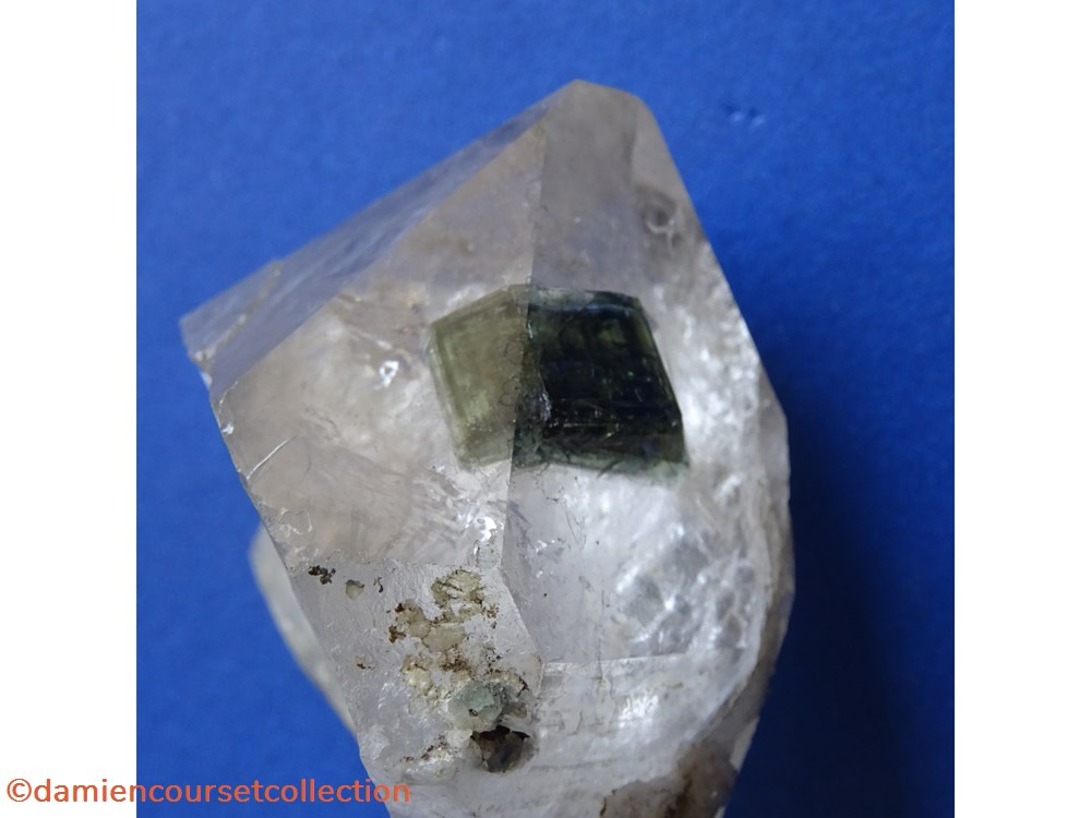 Apatite (inclusion dans Quartz) 2 mineraux meteorites fluorapatite apatite inclusion dans quartz