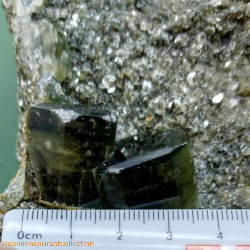 Apatites vertes sur muscovite 5 mineraux meteorites fluorapatite apatites vertes sur muscovite