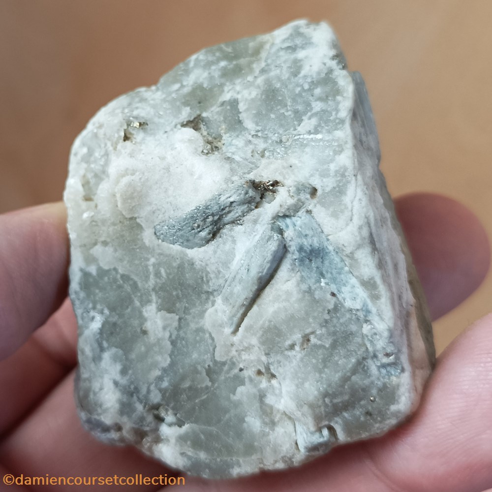 Scapolite sur Gypse (ou "Dipyre") mineraux meteorites pyrite octaedrique scapolite sur gypse ou dipyre