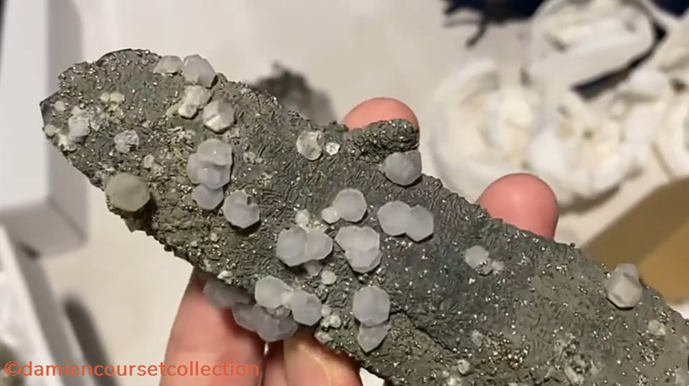 Fluorite et Apatite sur Quartz 3 mineraux meteorites fluorite et apatite sur quartz