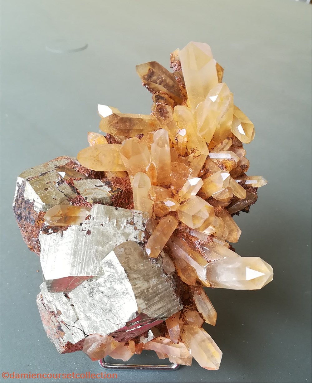 Quartz et Pyrite mineraux meteorites quartz et pyrite