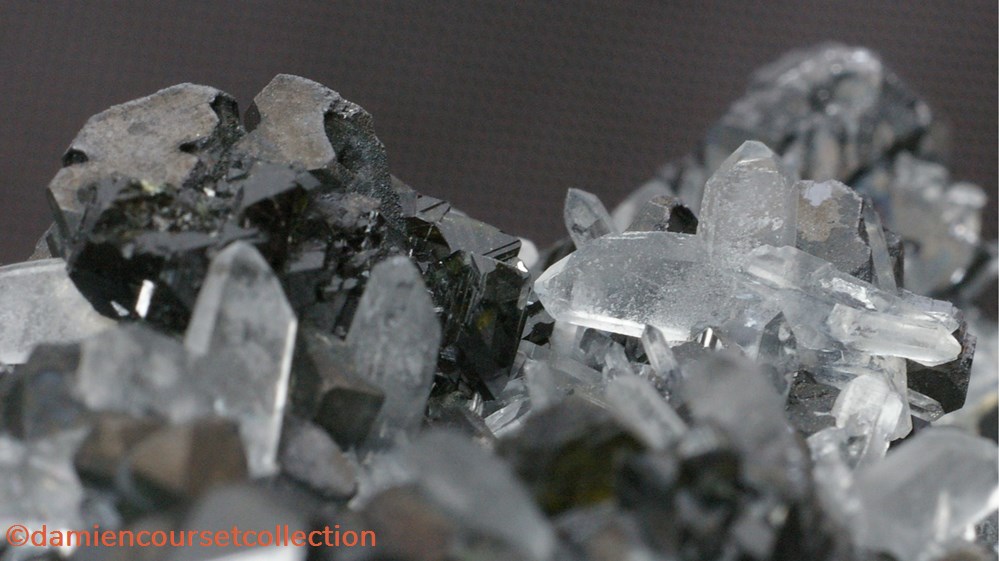 mineraux meteorite macle du japon galene sphalerite et quartz