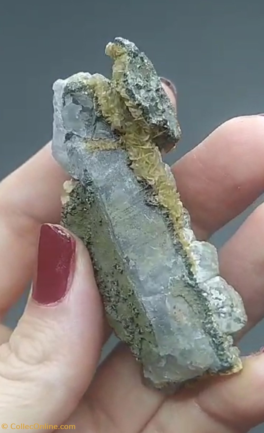 Fluorite et Siderite sur Quartz 3 mineraux meteorites fluorite et siderite sur quartz
